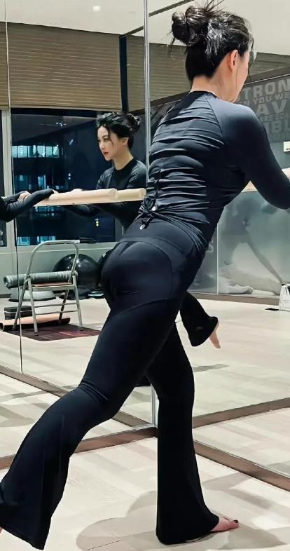 材焦虑了身材再好穿紧身瑜伽服也有肉凯发体育赞助朱珠这张照片缓解我的身(图11)