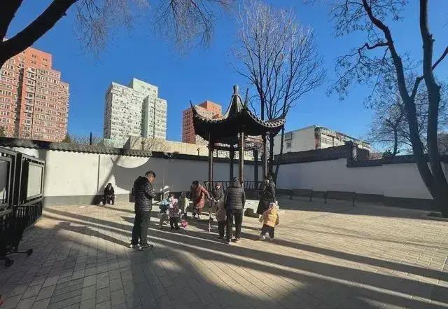 私搭乱建居民想提升小区环境的愿望实现了AG旗舰赞助马竞联赛拆除700平方米(图3)